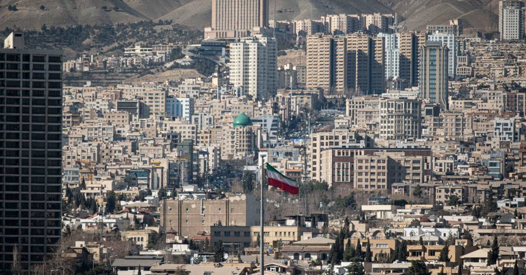 Vídeo mostra cratera e destroços em Teerã após ataque de EUA e Israel