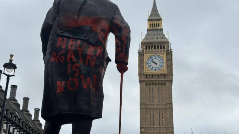 Homem é preso após pichar estátua de Winston Churchill com slogan pró-Palestina em Londres
