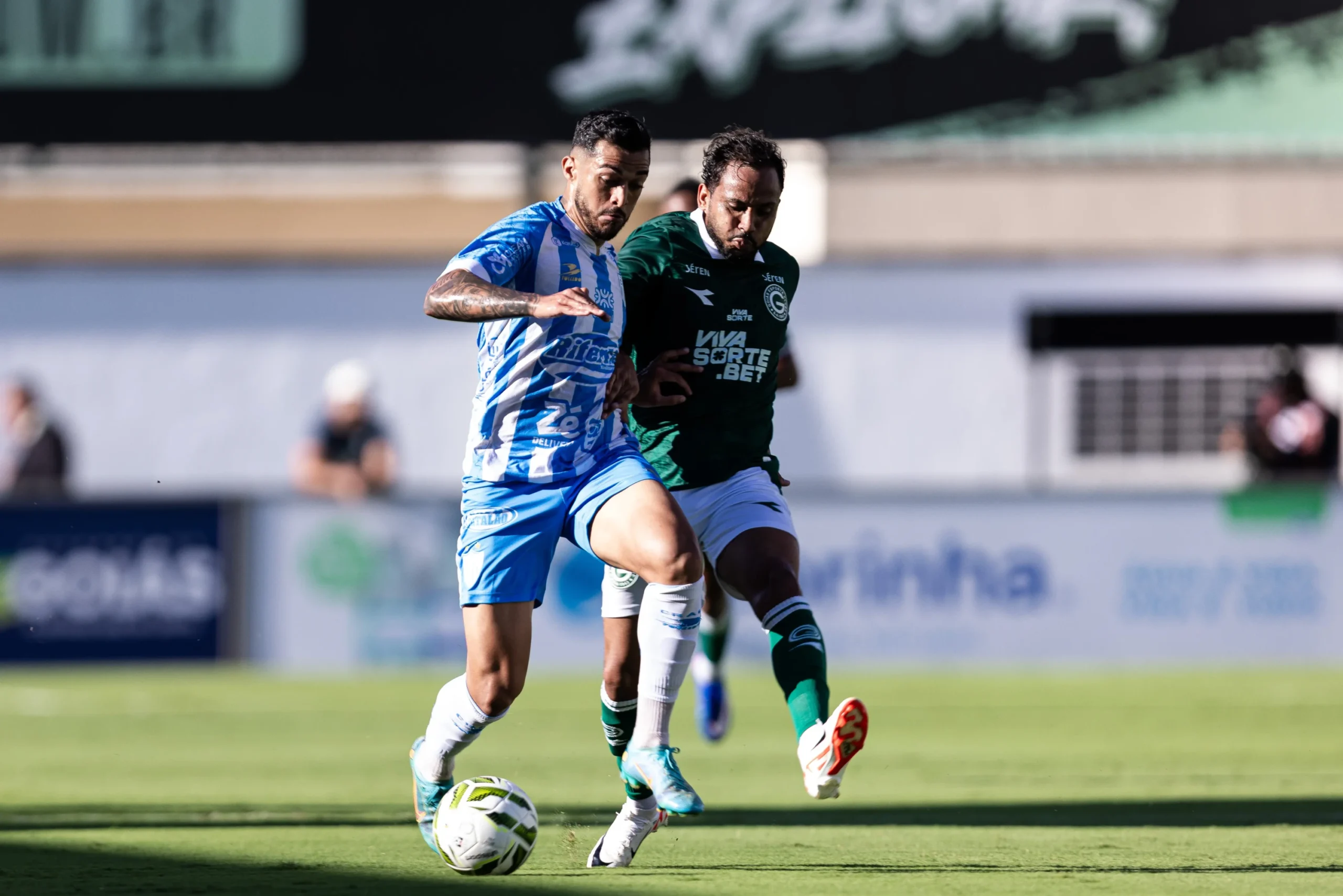 Goiás goleia o Crac e avança à semifinal do Goianão