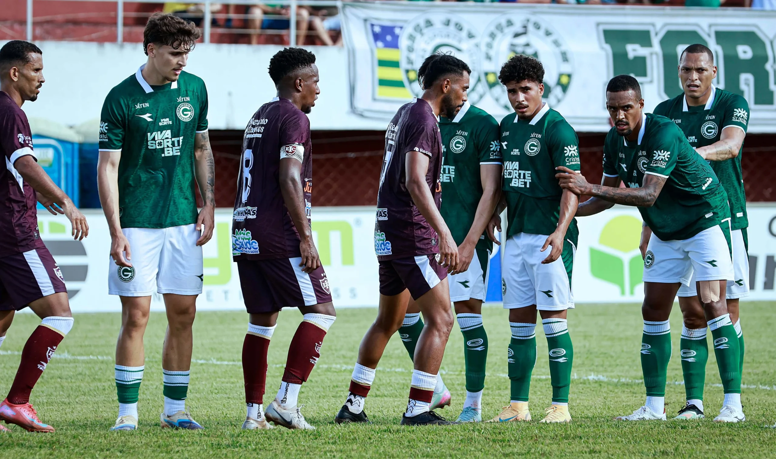 Goiás marca no fim, garante a liderança do Goianão e rebaixa o Inhumas