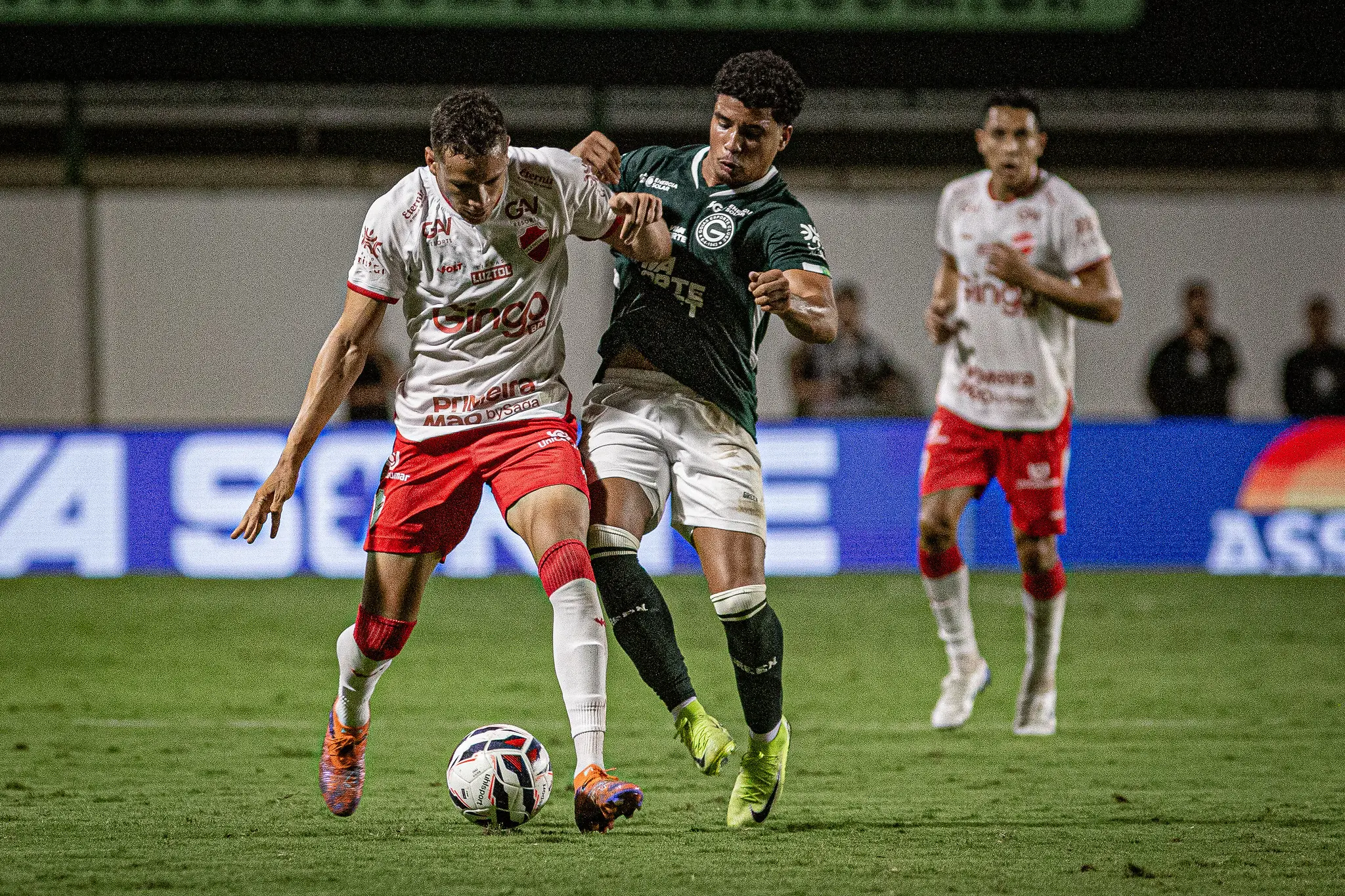 Goiás x Vila Nova: esmeraldino domina o retrospecto geral, mas colorado não perde o clássico há 10 jogos