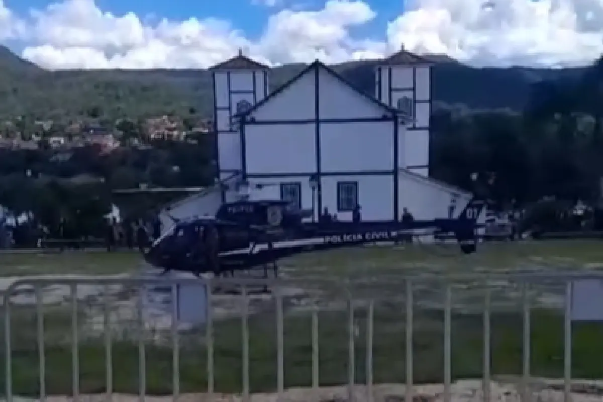 Helicóptero da Polícia Civil destelha igreja tombada em Pirenópolis, diz Iphan