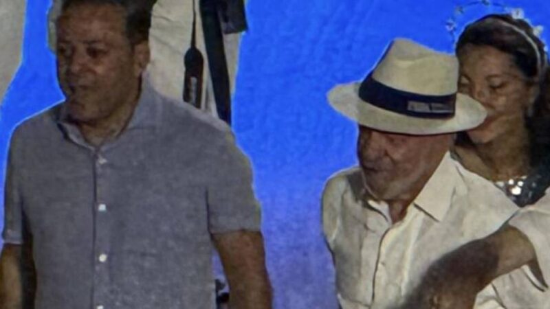 Lula cai em lágrimas ao final de desfile da Acadêmicos de Niterói