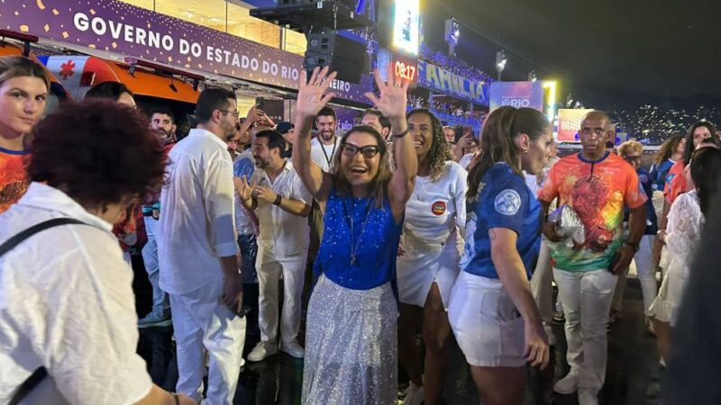 Encharcada pela chuva, Janja pula, samba e é tietada em ensaio na Sapucaí