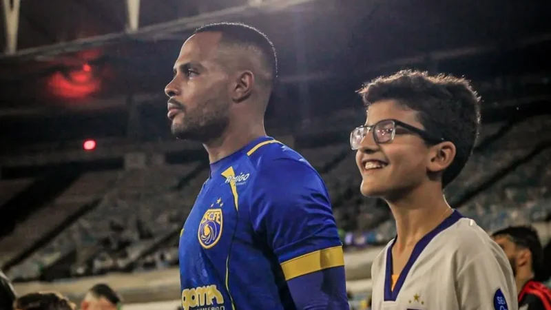 Jogador que sofreu convulsão em jogo do Flamengo recebe alta