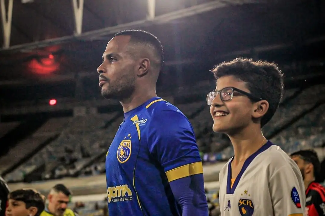 Jogador que sofreu convulsão em jogo do Flamengo recebe alta