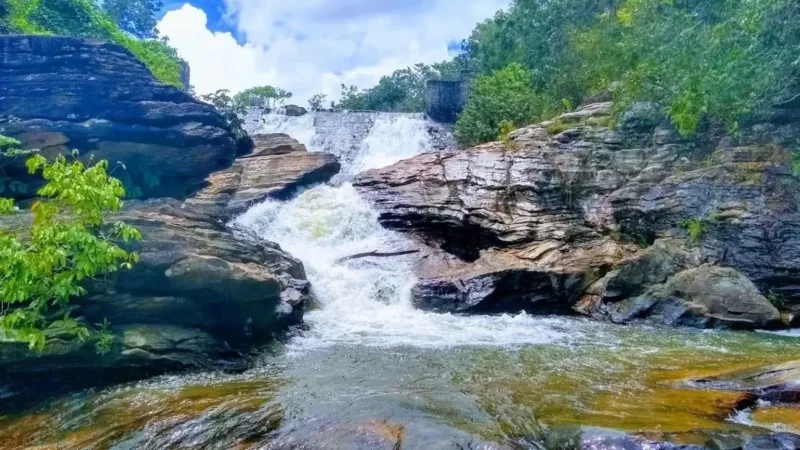 Menina que se afogou em cachoeira de Pirenópolis segue internada em estado grave