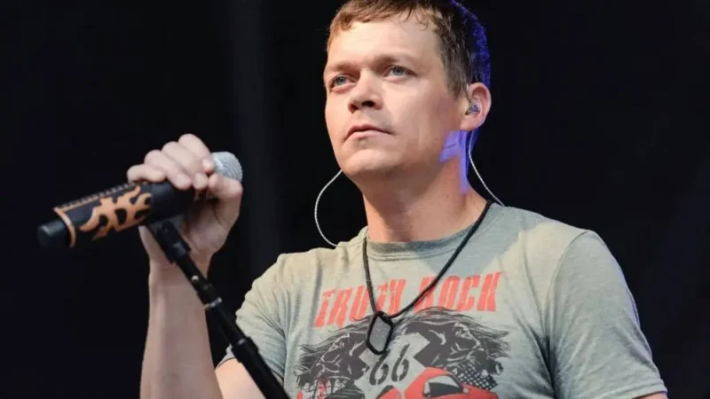 Morre Brad Arnold, vocalista do 3 Doors Down, aos 47 anos