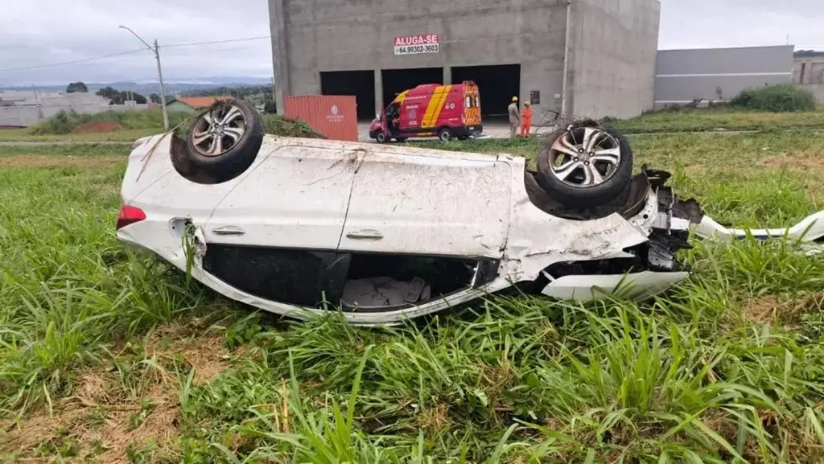 Motorista morre após ser arremessado para fora do veículo em capotamento na GO-164 em Goiás