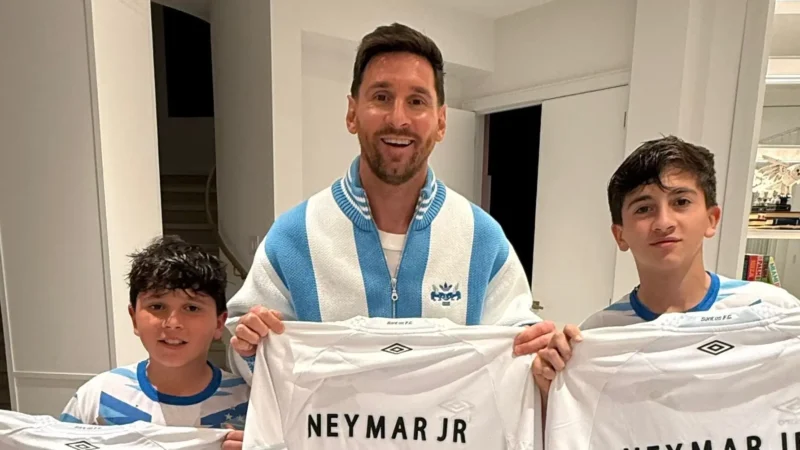 Neymar envia camisas do Santos para Messi e seus filhos: “Do Príncipe para o Gênio”