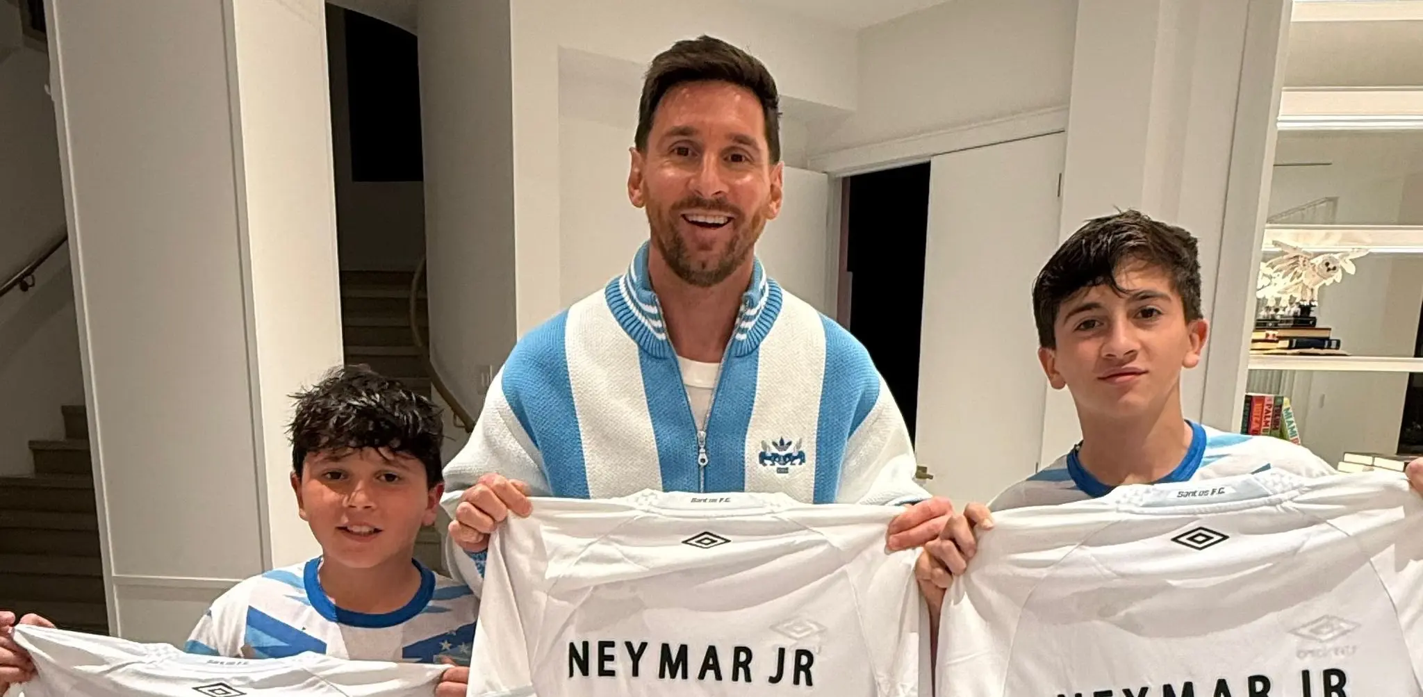 Neymar envia camisas do Santos para Messi e seus filhos: “Do Príncipe para o Gênio”