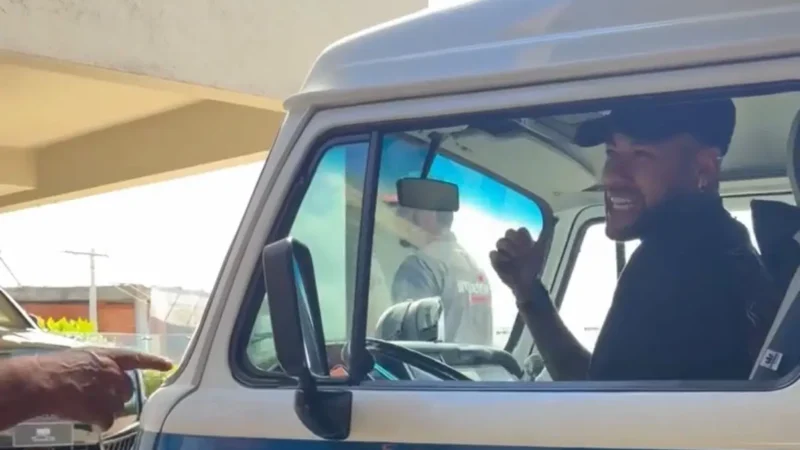 Neymar vai ao CT do Santos com Kombi que ganhou de presente de aniversário