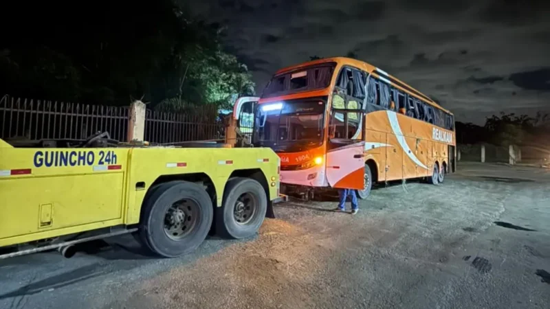 Ônibus que tombou deixando 22 feridos na Bahia é flagrado em Goiânia rodando como “sucata”