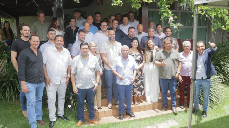 Prefeitos se reúnem na casa do deputado Lineu e reforçam aproximação com Vanderlan