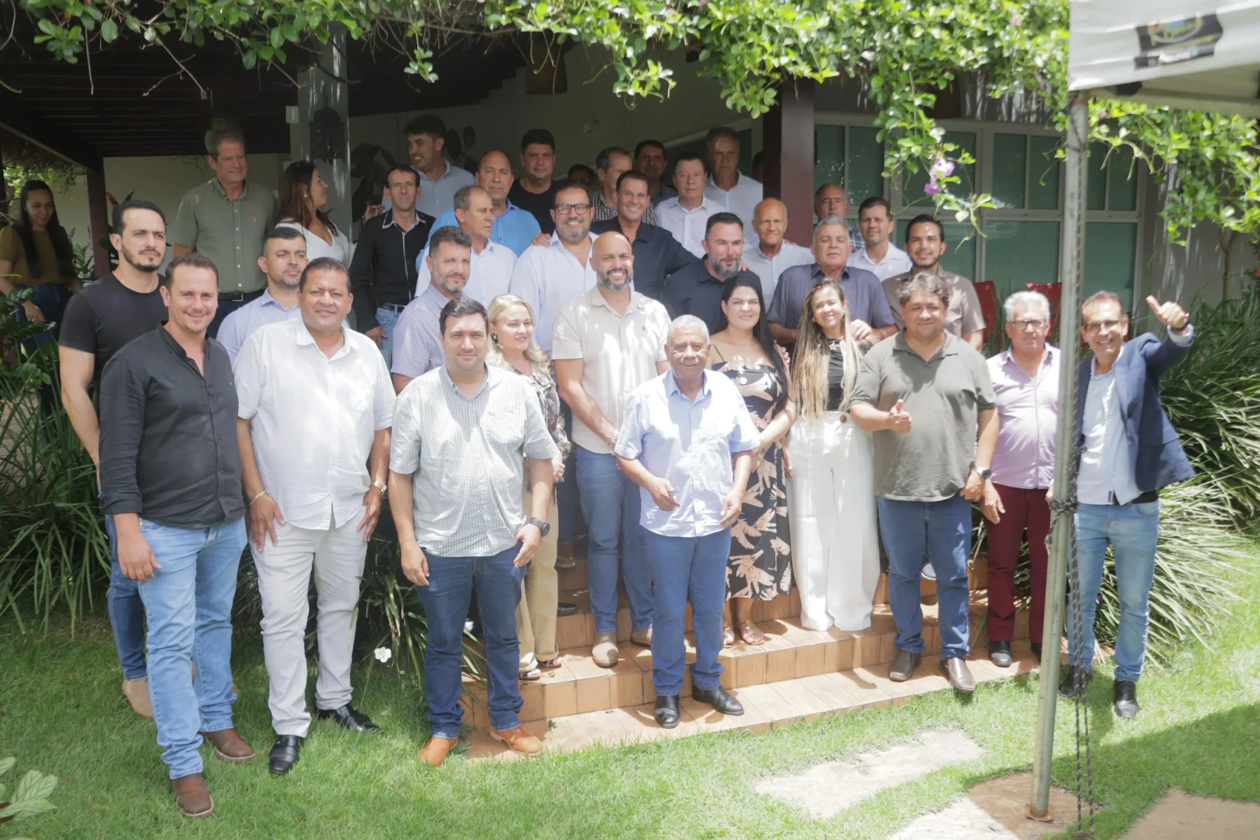 Prefeitos se reúnem na casa do deputado Lineu e reforçam aproximação com Vanderlan