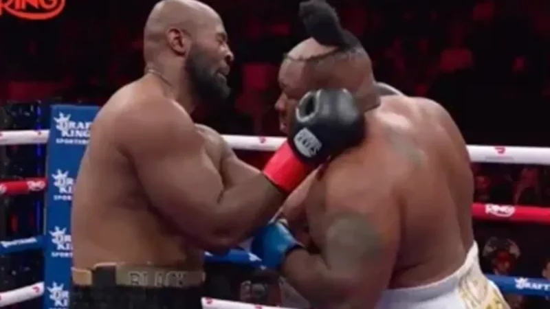 Pugilista americano perde peruca durante luta, mas vence combate