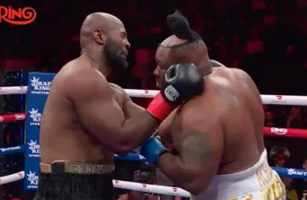 Pugilista americano perde peruca durante luta, mas vence combate