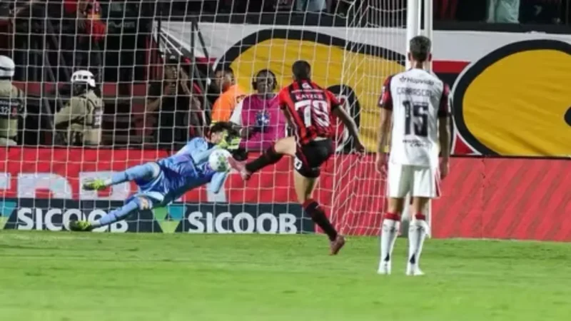 Rossi pega pênalti e Flamengo conquista primeira vitória no Brasileirão
