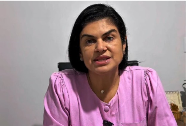 Secretária anuncia o resultado de eleições em escolas municipais