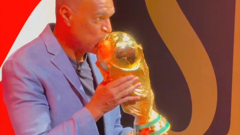 Taça da Copa Mundo inicia tour pelo Brasil com pentacampeão como anfitrião