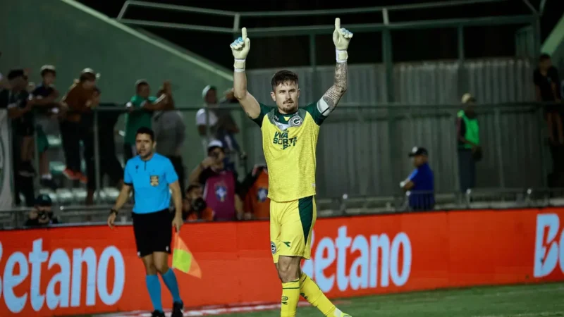 Tadeu valoriza classificação e se considera “muito abençoado” após defender pênalti que garantiu o Goiás na terceira fase da Copa do Brasil