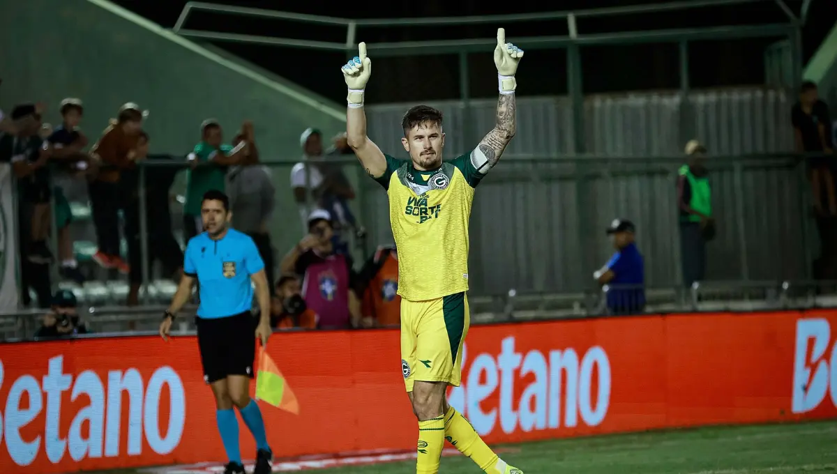 Tadeu valoriza classificação e se considera “muito abençoado” após defender pênalti que garantiu o Goiás na terceira fase da Copa do Brasil