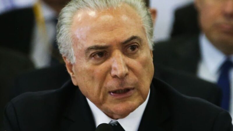 Temer cita escola de samba que o retratou como vampiro, fala em bajulação na Sapucaí e alfineta Lula