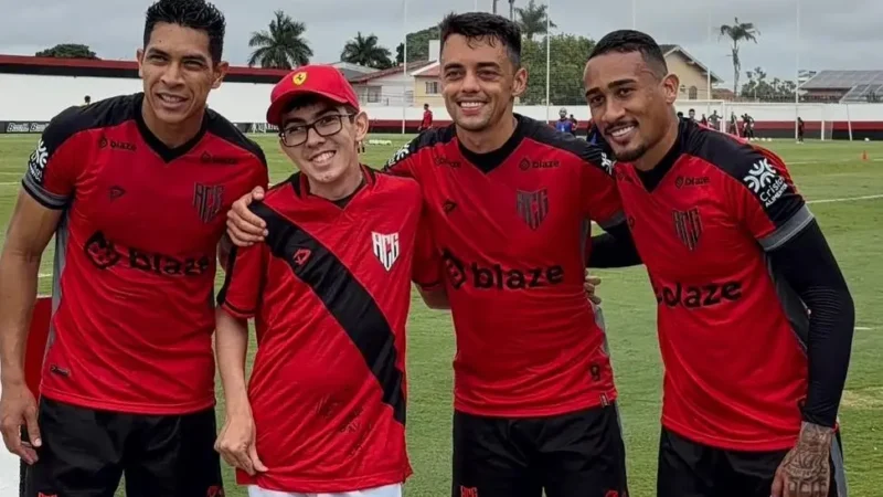 Torcedor com doença degenerativa realiza sonho de conhecer jogadores do Atlético