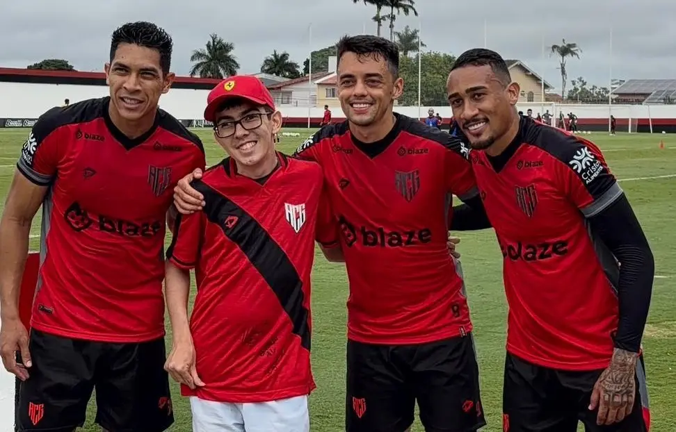 Torcedor com doença degenerativa realiza sonho de conhecer jogadores do Atlético