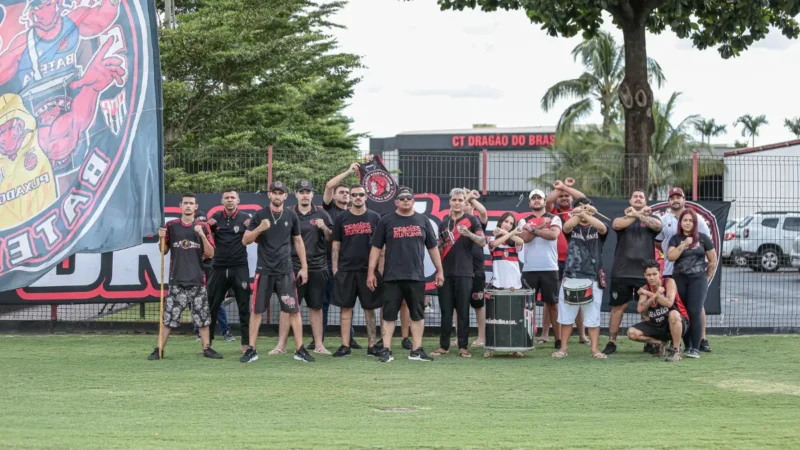 Torcida do Atlético-GO vai ao CT apoiar a equipe antes do clássico contra o Vila Nova