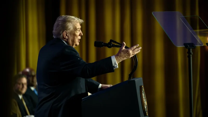 Trump publica vídeo que mostra Obama e esposa como macacos: ‘asqueroso’