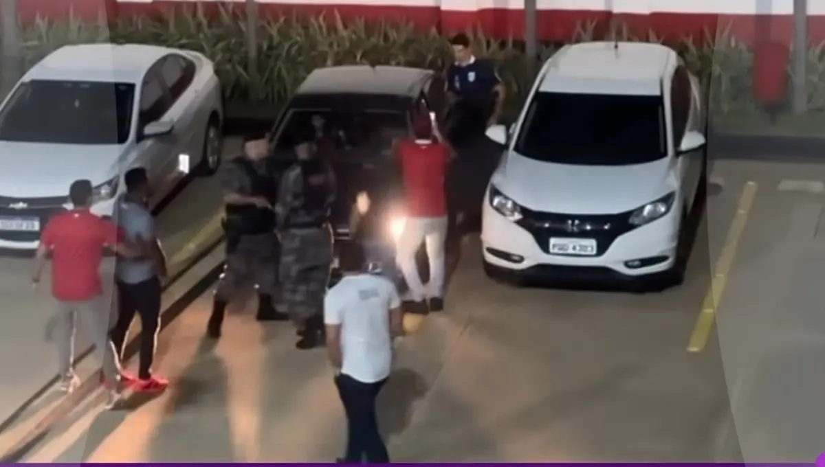 Vice-presidente do Vila Nova aborda carro do árbitro do VAR que teria levado as filhas ao clássico com a camisa do Atlético-GO