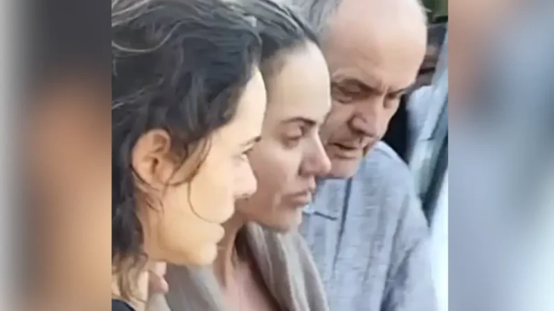 Vídeo: mãe de criança morta em tragédia de Itumbiara deixa velório abraçada com pai dela