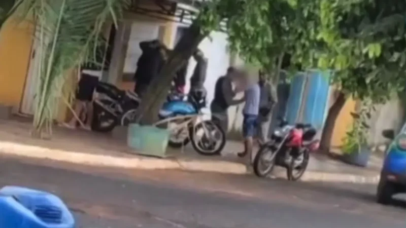 Vídeo mostra PM dando tapas e socos em adolescente durante abordagem em Goiás