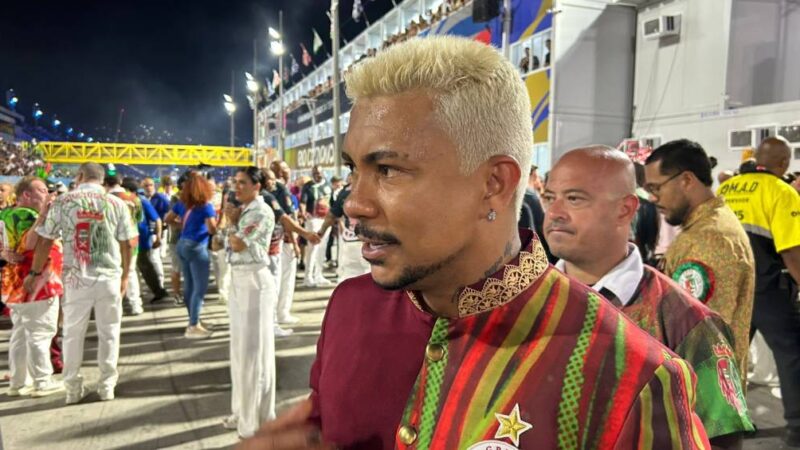 O carnaval solteiro de Xamã: cabelo loiro e unhas pintadas