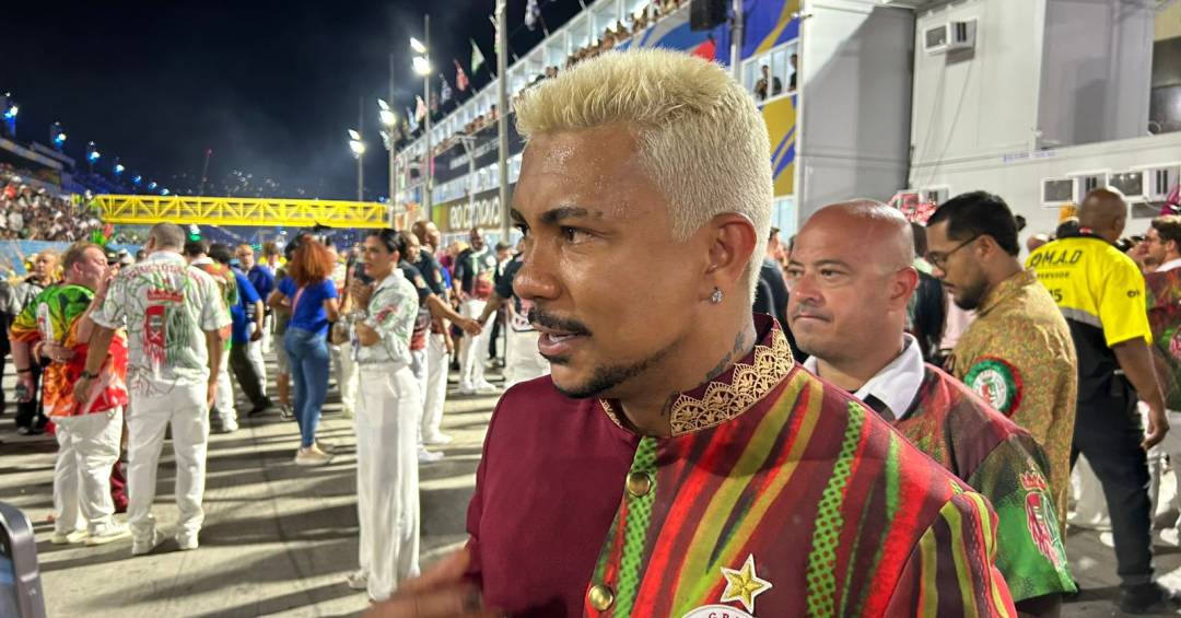 O carnaval solteiro de Xamã: cabelo loiro e unhas pintadas