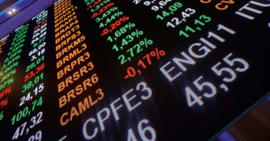 Ibovespa opera em queda em dia de dados fiscais e temporada de balanços no radar