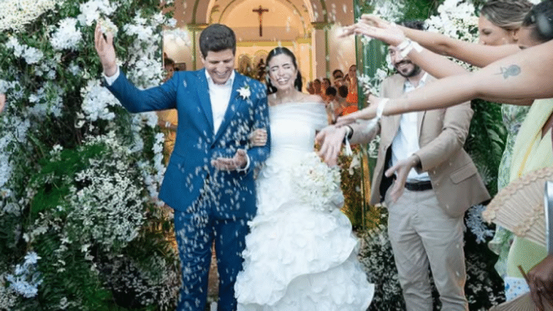 João Campos e Tabata Amaral se casam em cerimônia intimista na Praia dos Carneiros