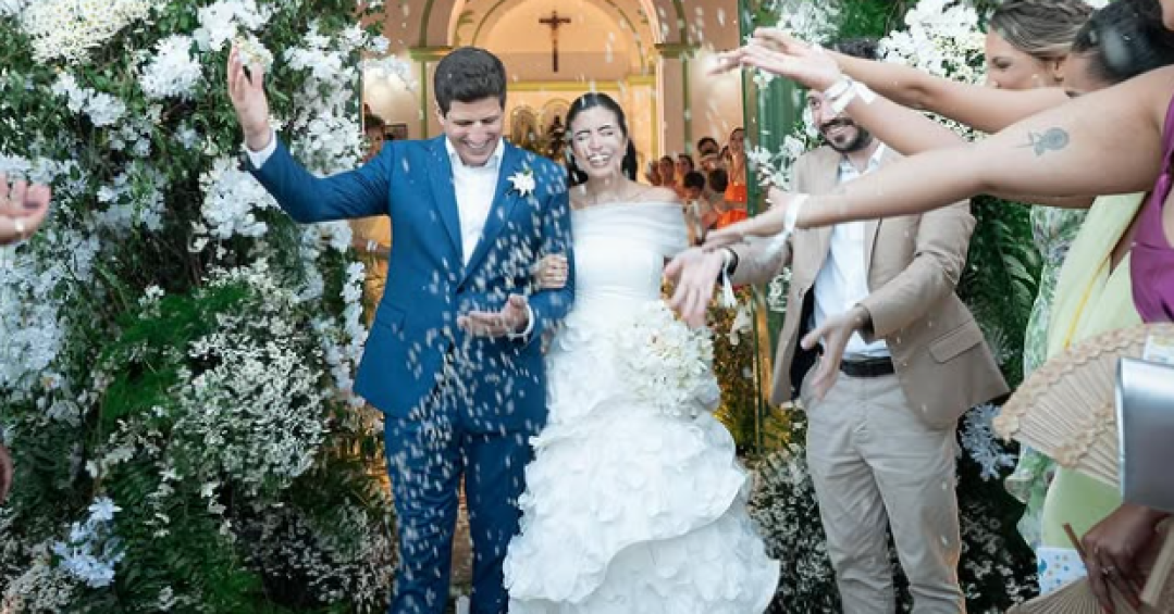 João Campos e Tabata Amaral se casam em cerimônia intimista na Praia dos Carneiros