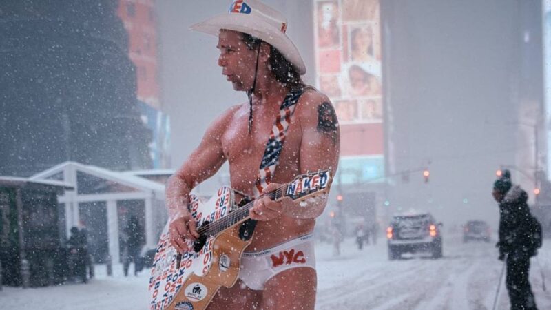 De sunga na neve: ‘Cowboy Nu’ desafia tempestade histórica em Nova York