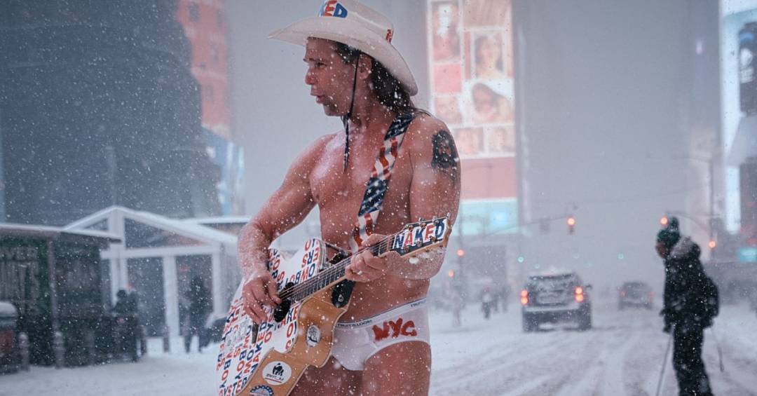 De sunga na neve: ‘Cowboy Nu’ desafia tempestade histórica em Nova York
