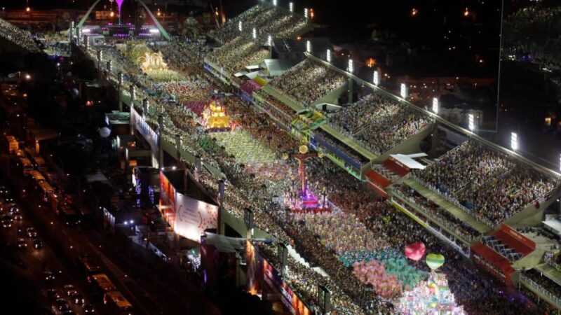 AO VIVO: os bastidores da terceira noite de desfiles na Sapucaí