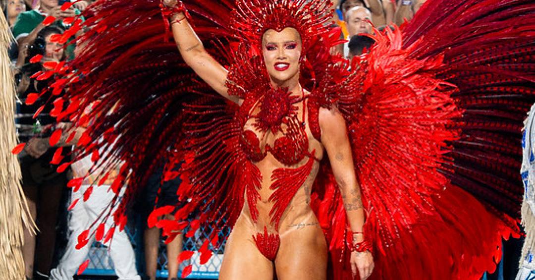 Virgínia fica em apuros e tapa-sexo descola durante desfile