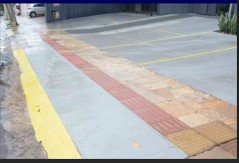 Calçada rebaixada não transforma rua em estacionamento particular