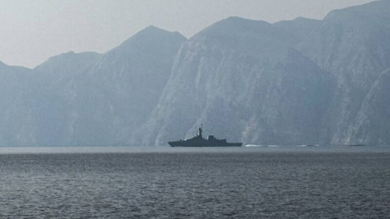 EUA atacam instalações de mísseis do Irã próximas ao Estreito de Ormuz