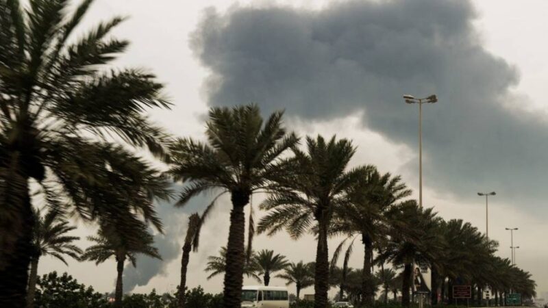 Irã ataca instalações de petróleo no Golfo e preço volta a superar US$ 100