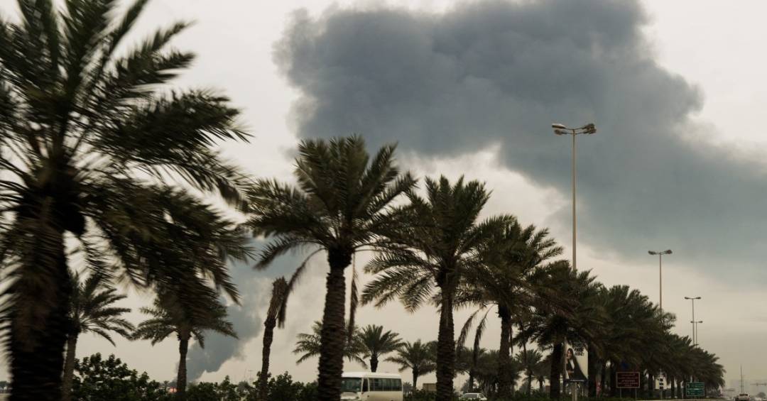 Irã ataca instalações de petróleo no Golfo e preço volta a superar US$ 100