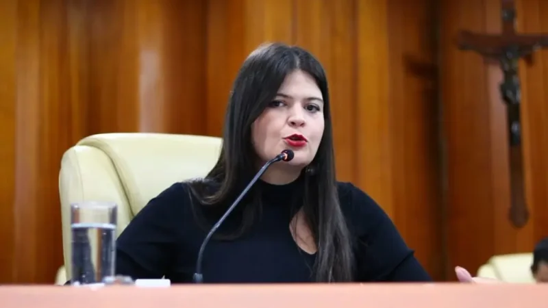 Aava Santiago reage ao PSDB e cobra “palavra de Marconi”