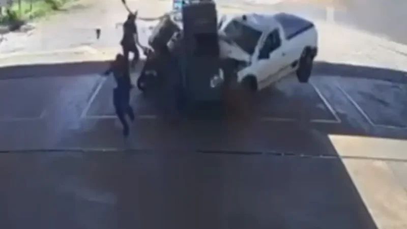 Adolescentes invadem posto com carro e derrubam bomba de combustível em Anápolis