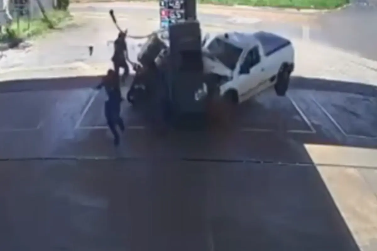 Adolescentes invadem posto com carro e derrubam bomba de combustível em Anápolis